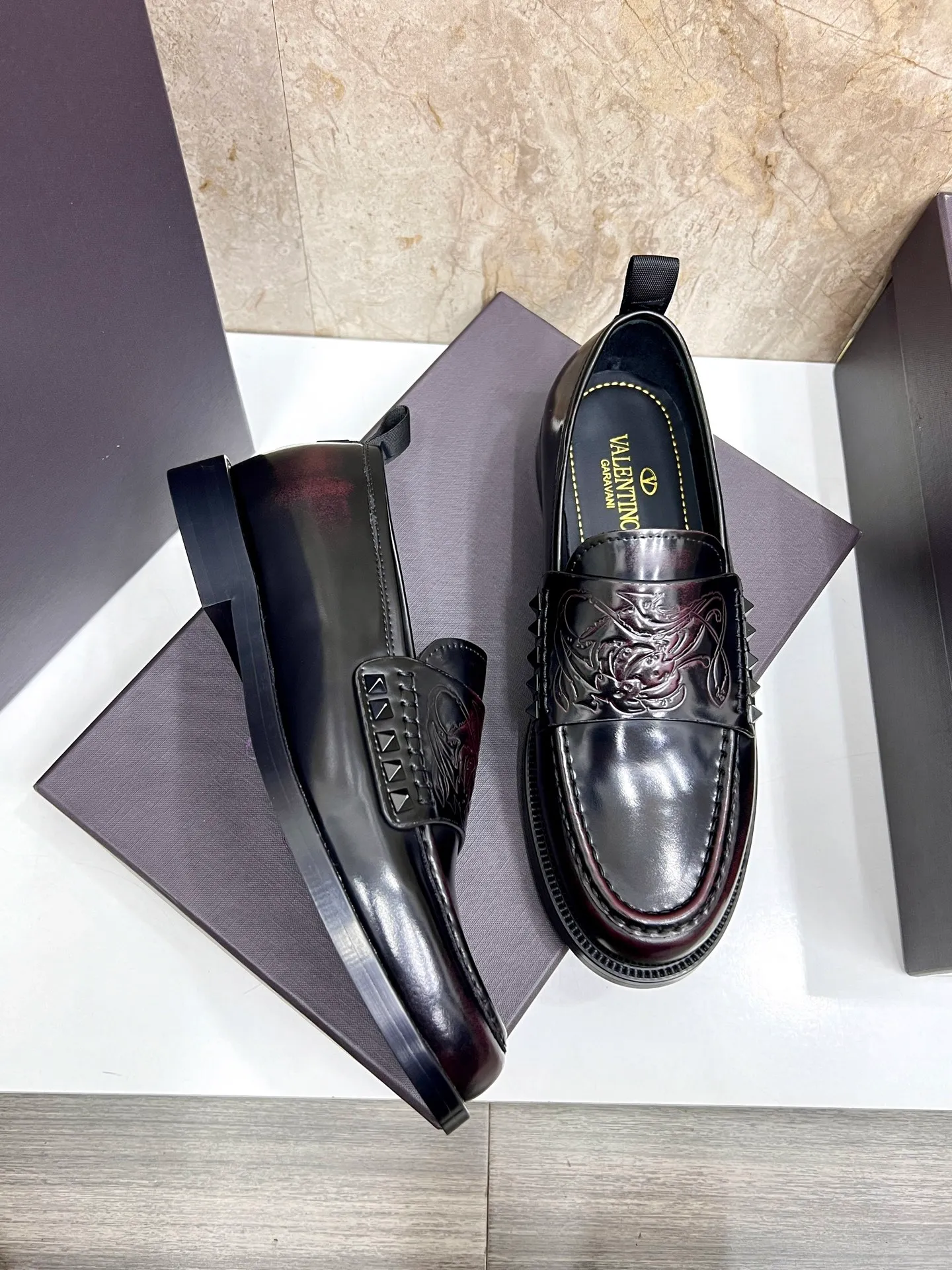 Men's men's shoes💰780 Valentino New men's V logo micro-label business casual loafers. These Derby loafers are made of imported cowhide leather. They are light in texture and cool in style. The uppers are decorated with brand logo buckles, showing off the big-name style! The lines reveal novel urban trends. The toe is round and full, and the rubber foam sole and triple protruding leather welt complement each other. It is extremely fashionable and charming, with dyed calfskin lining, genuine leather feet, and standard logo decoration. It is simple yet elegant. It has a classic European and American loose style and is extremely comfortable on the feet. Size: 39-44 (customized at 38.45.46)